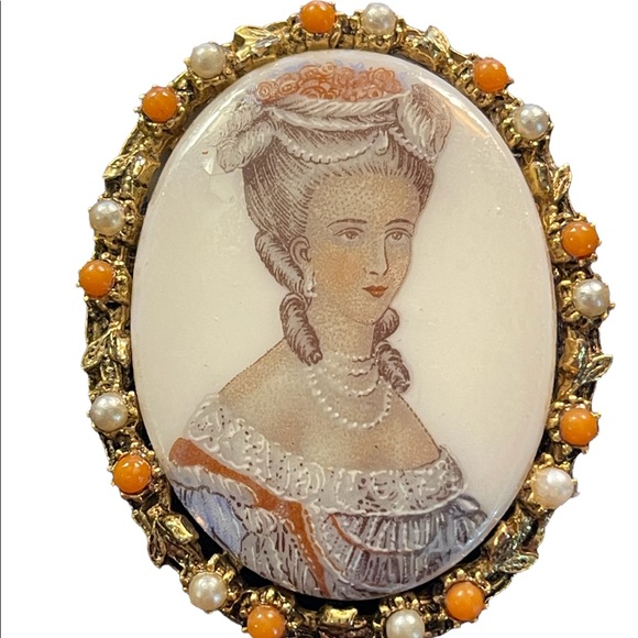 cameo Jewelry - Vintage Ceramic Cameo (transfer) Bead gold ornate pendant brooch